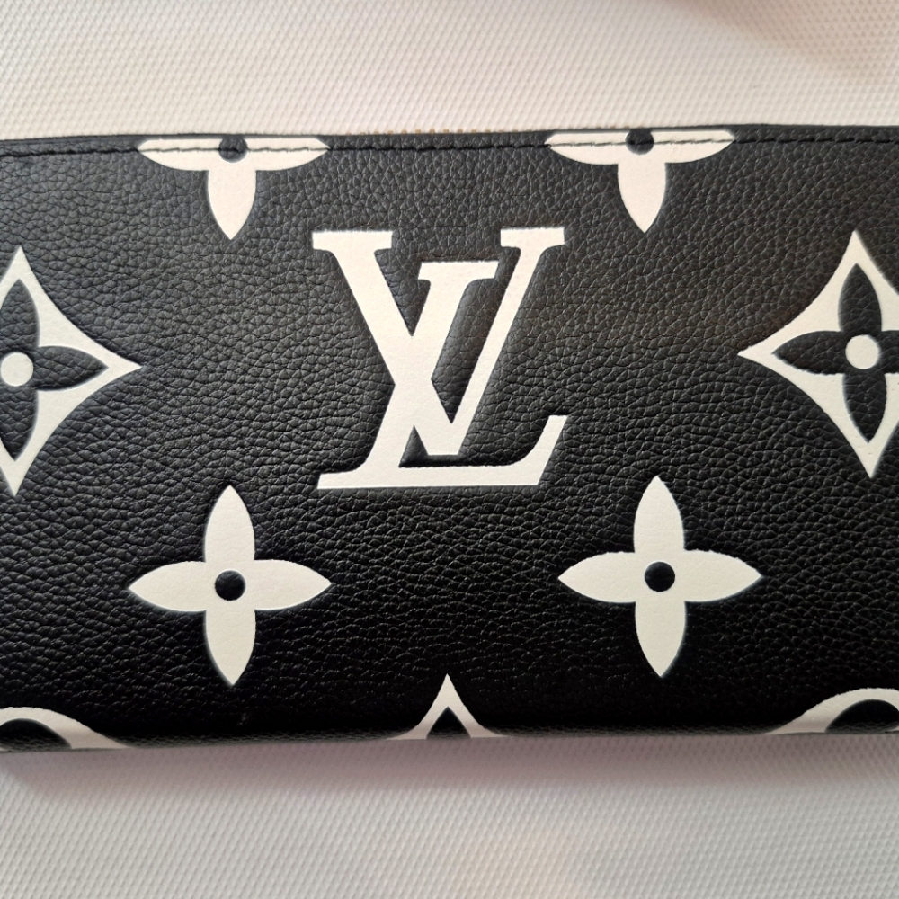 Louis Vuitton Zippy Wallet In Black And White Monogram